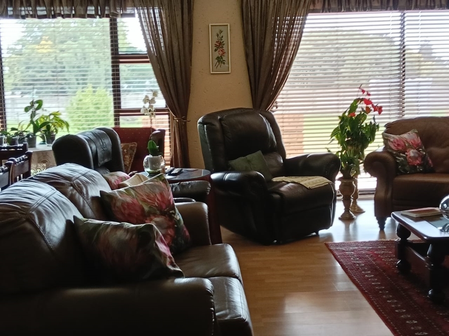 5 Bedroom Property for Sale in Loumar Western Cape
